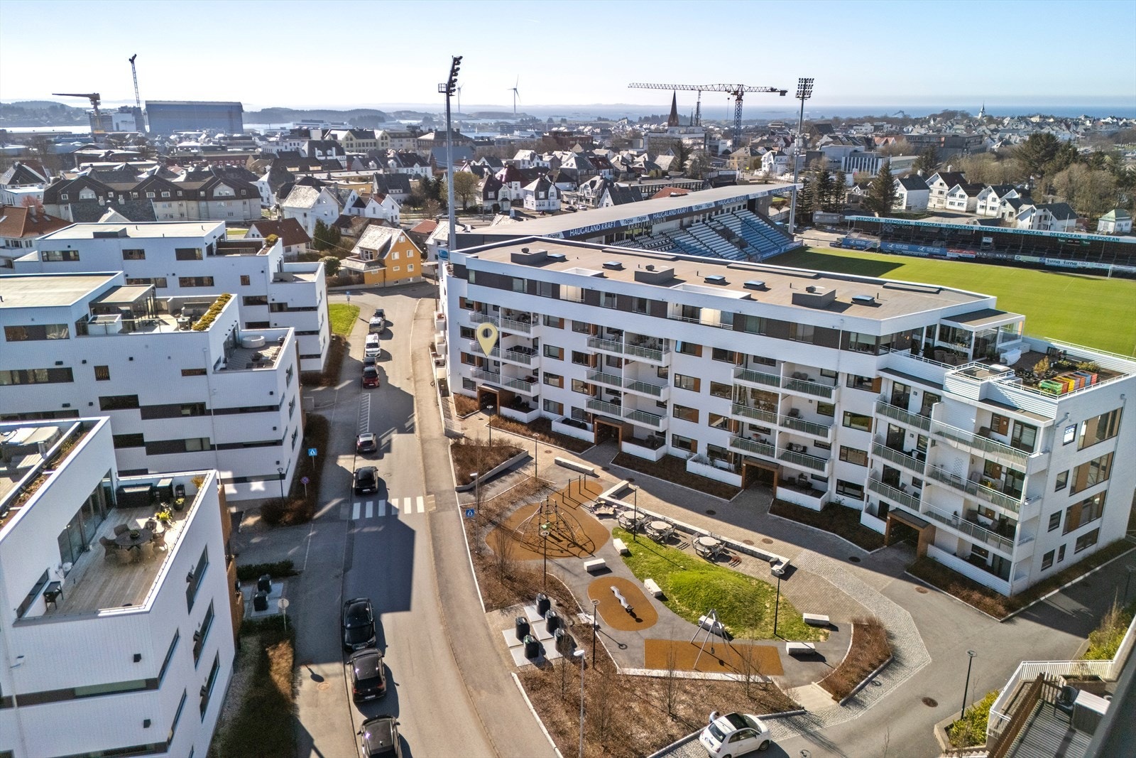 Sameiet har flotte fellesareal med lekeplass og nedgravd avfallsanlegg Galleribilde