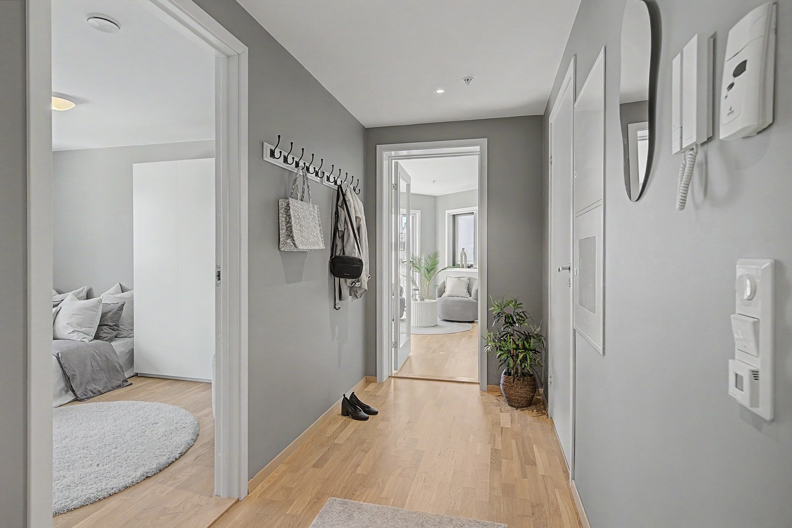 Velkommen inn til entré med plass til å henge fra seg yttertøy Galleribilde