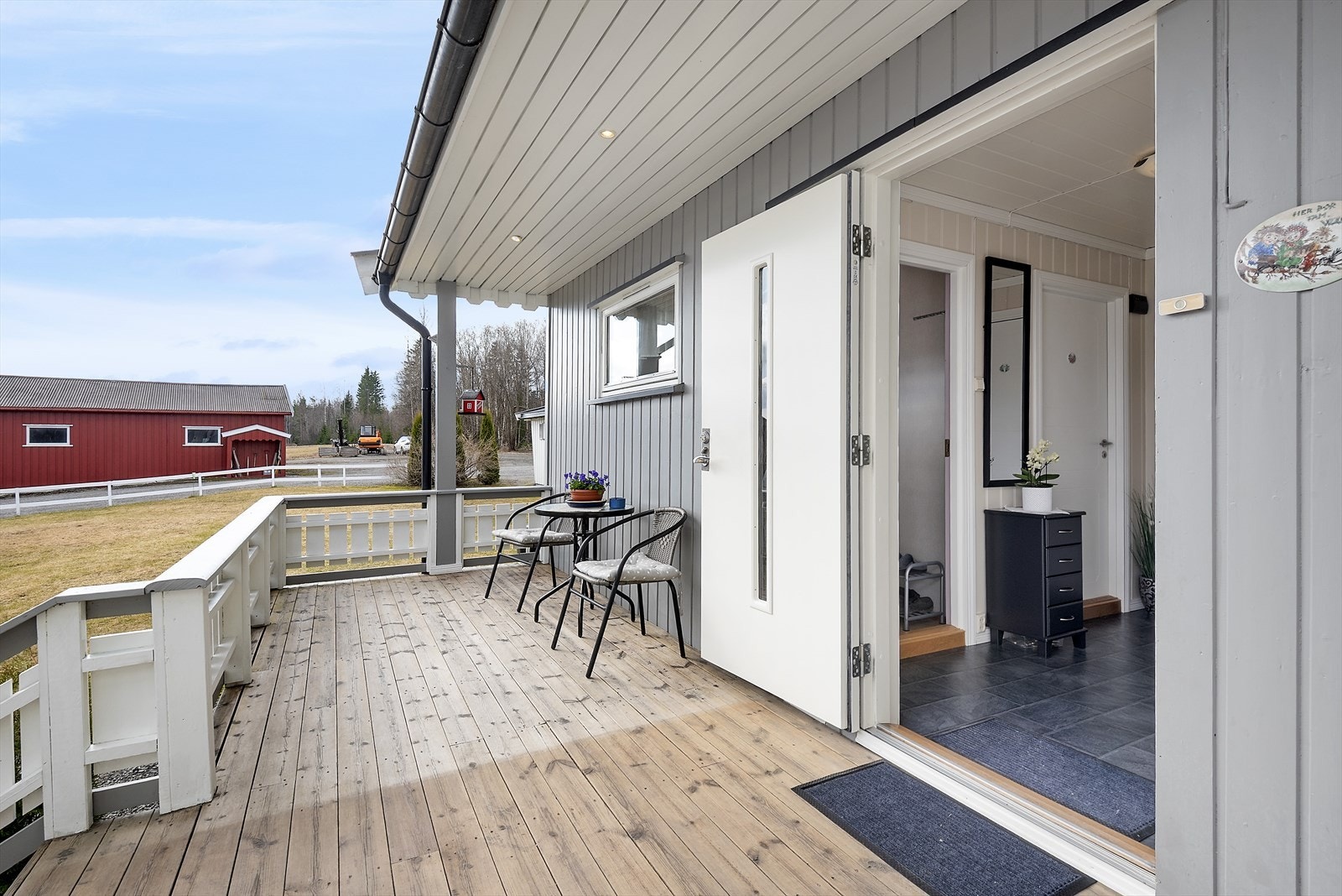 Veranda ved inngangspartiet. Galleribilde