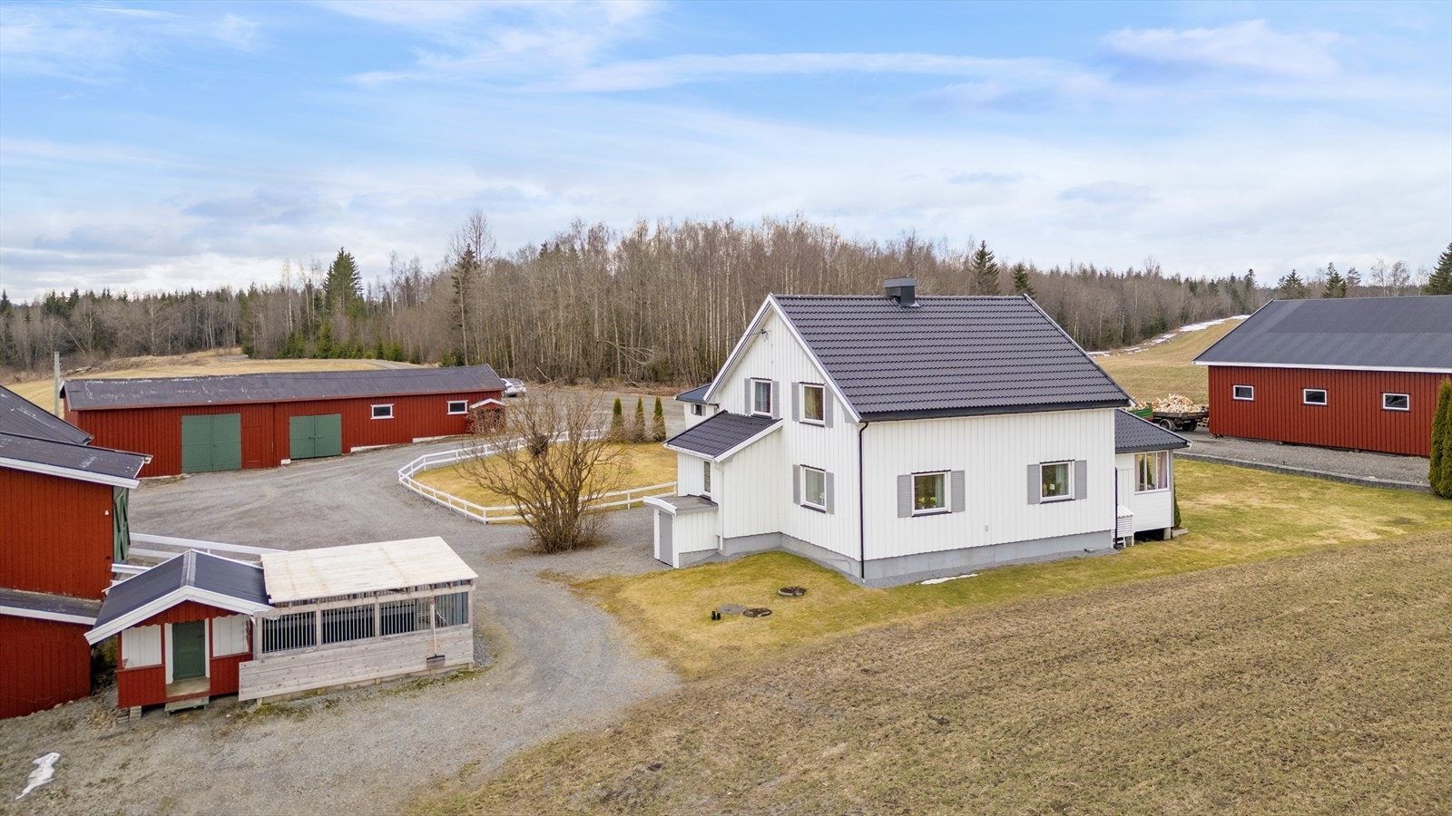 Hyggelig tun med flere bygninger. Galleribilde