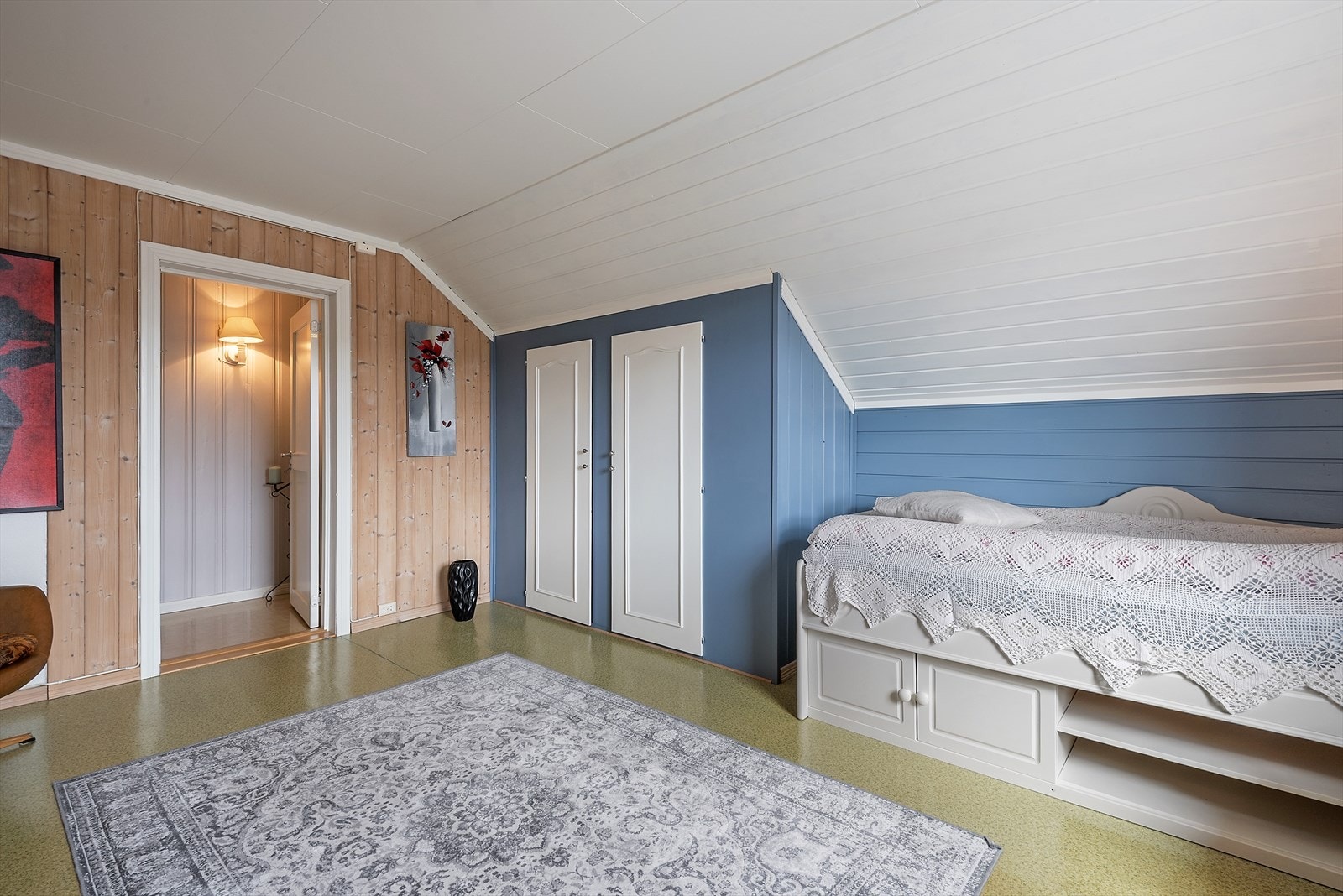 Plassbygd garderobeskap. Galleribilde