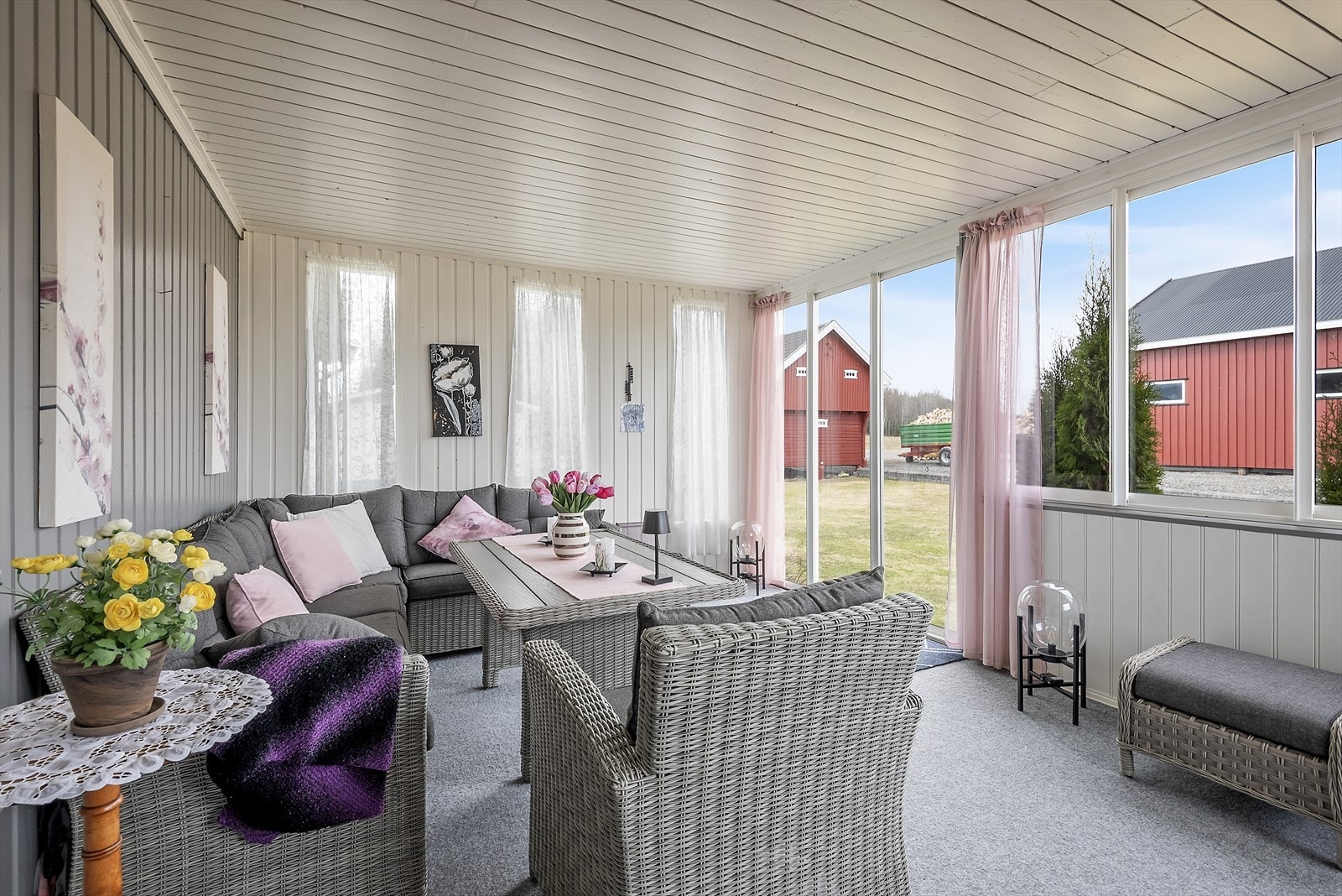 Enkel tilgang videre til hagearealer og tunet. Galleribilde