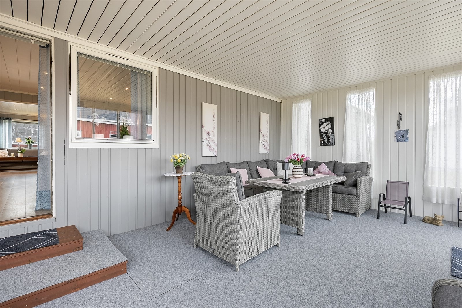 Praktisk innglasset veranda utenfor stue. Galleribilde