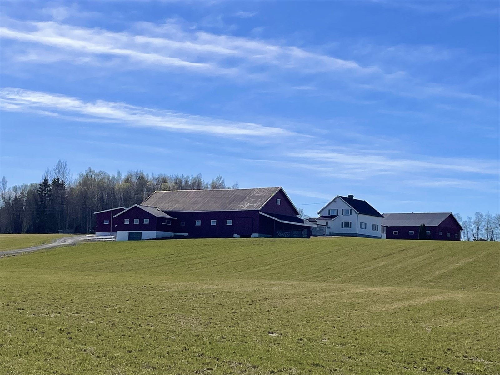 Landlig og flott beliggenhet. Privat bilde. Galleribilde