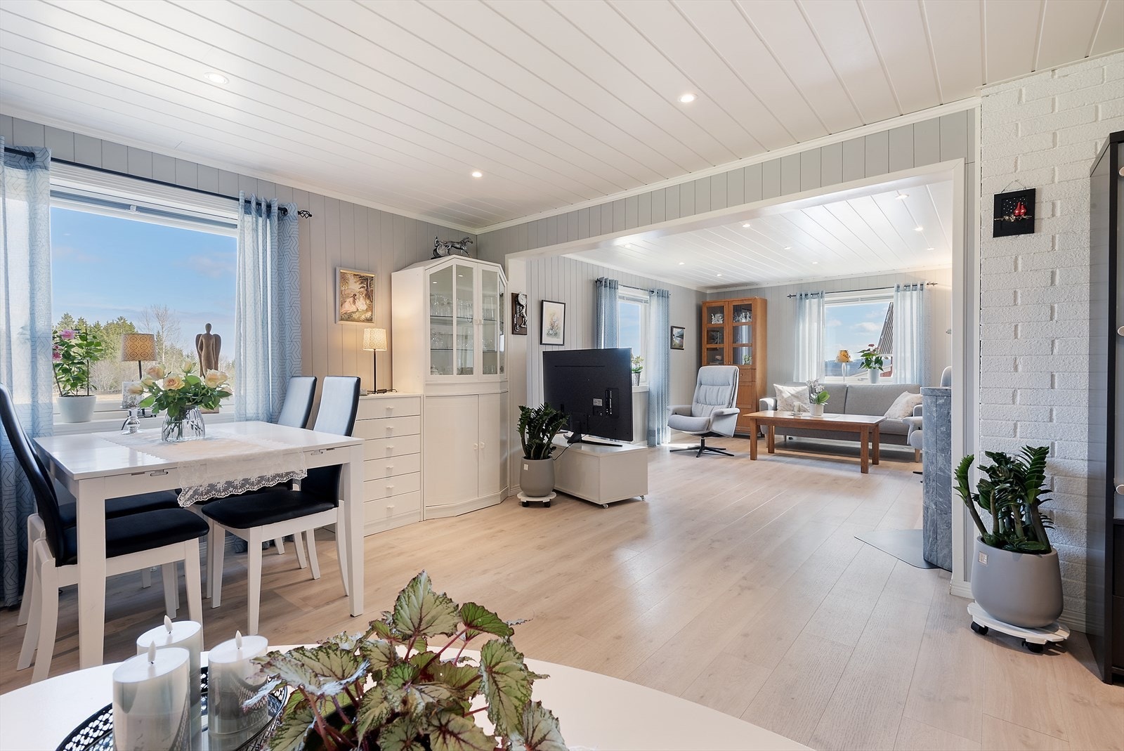Stor stue med god plass for møblering. Galleribilde