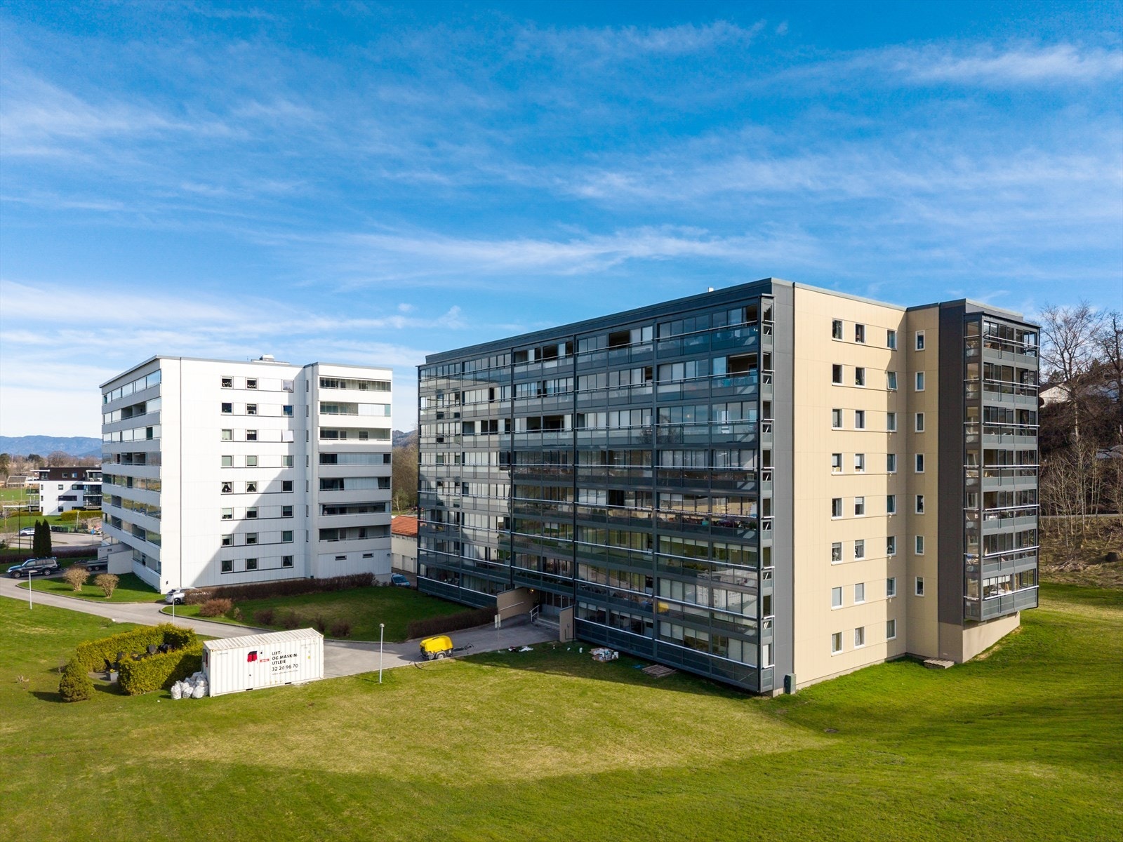 I tillegg er det kort vei til både skole, barnehager og idrettsanlegg, samt gode bussforbindelser til Porsgrunn og Skien. Galleribilde
