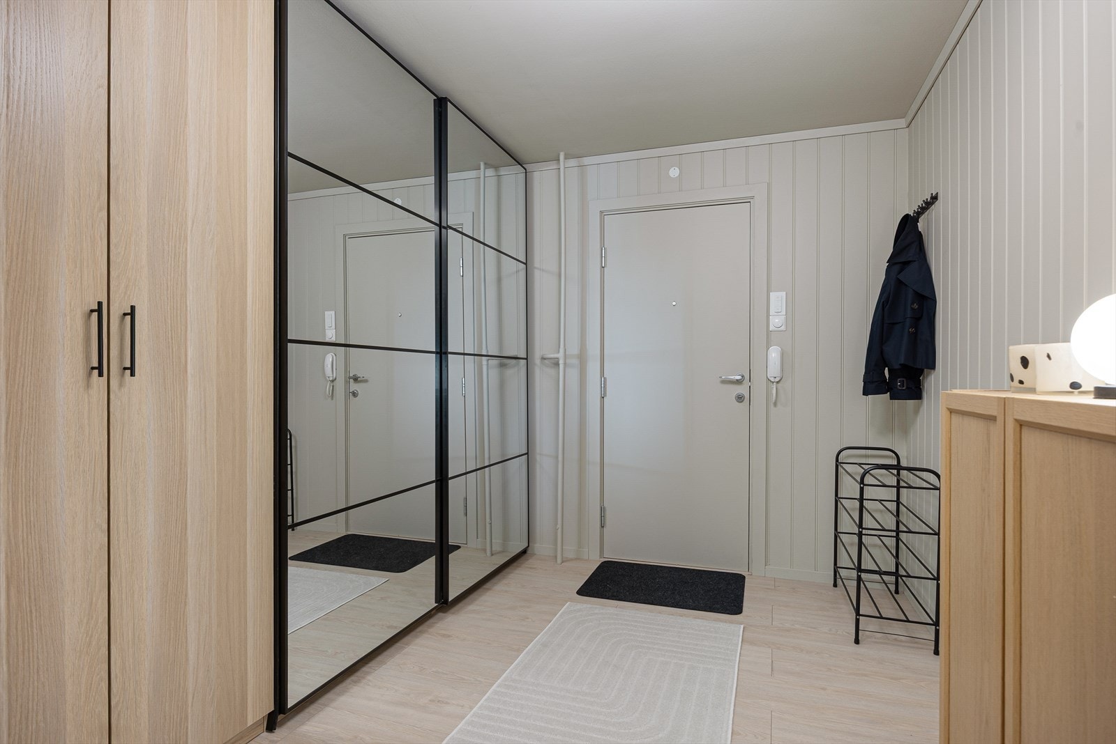 Velkommen inn! Romslig og innbydene entré med god plass til yttertøy og sko. Her finner du rikelig med oppbevaringsmuligheter i både garderobeskap og skyvedørsgarderobe med speil. Galleribilde