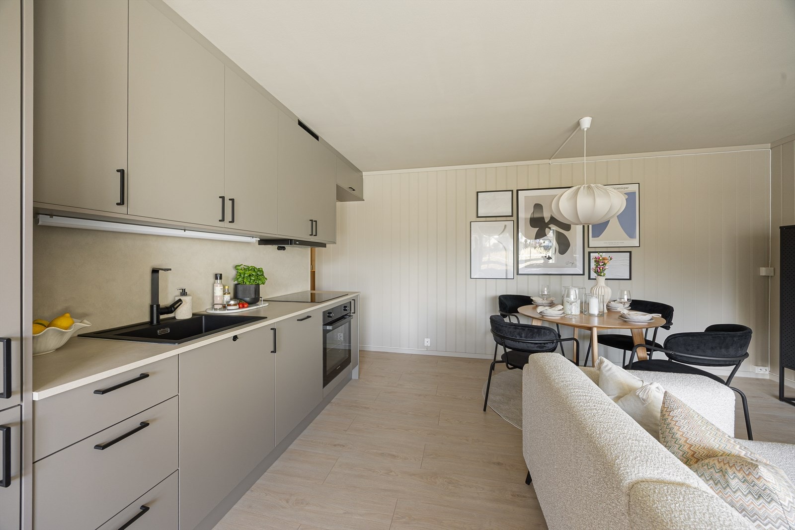 Kjøkkenet er fra Strai og holder en moderne standard med slette fronter og laminert benkeplate. Galleribilde