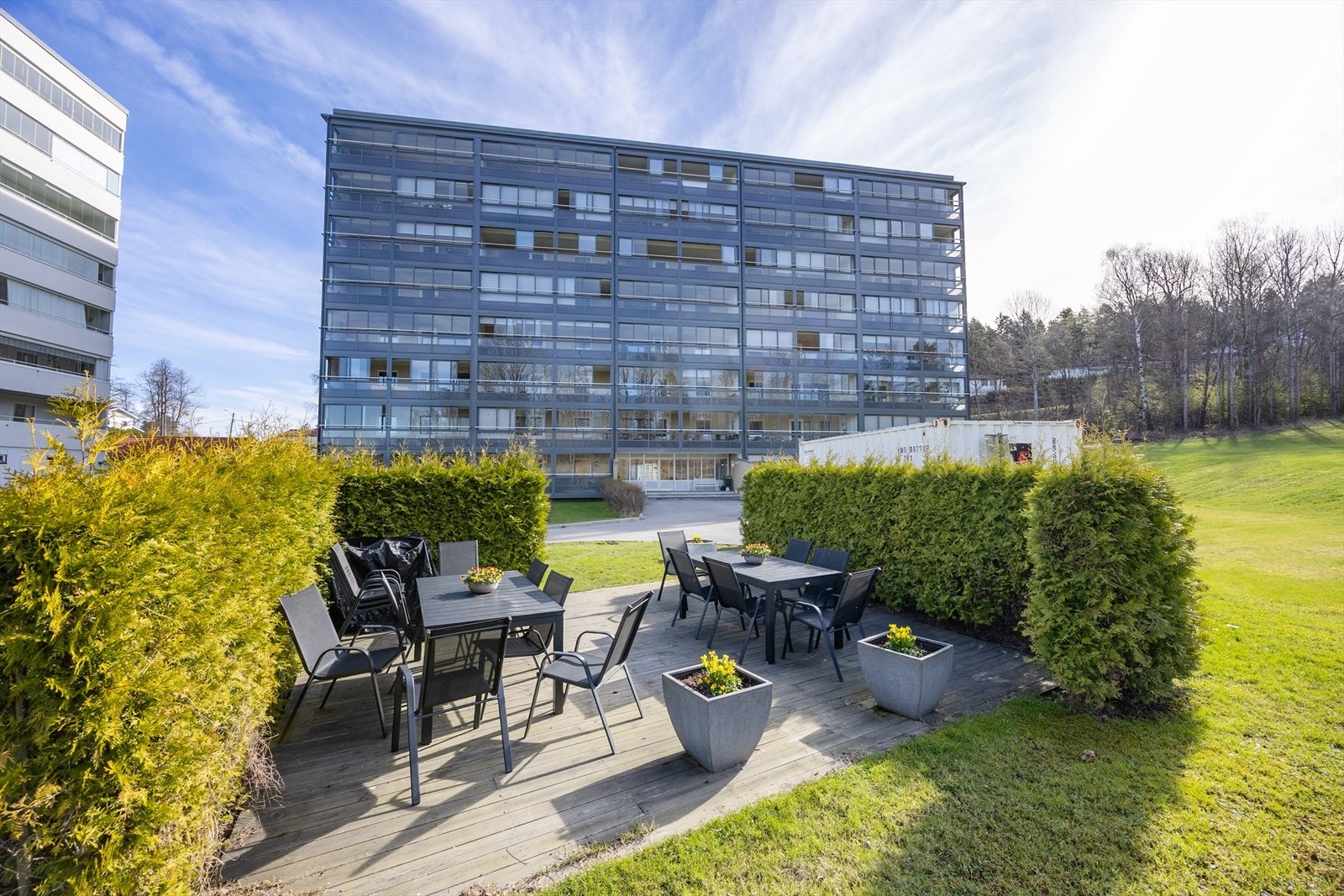 Borettslagets tomt er pent opparbeidet med en stor gressplen, samt koselige sittegrupper til felles bruk og hygge. Galleribilde