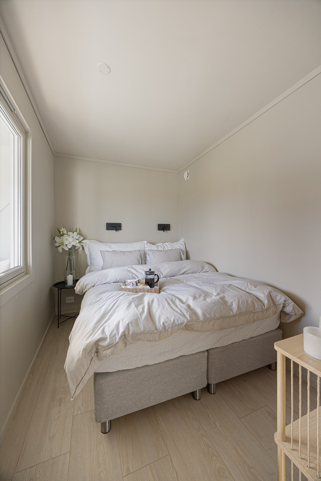 Leiligheten har et koselig og delikat soverom med plass til dobbeltseng og nattbord. Rommet oppleves rolig og behagelig, perfekt for en god natts søvn. Galleribilde