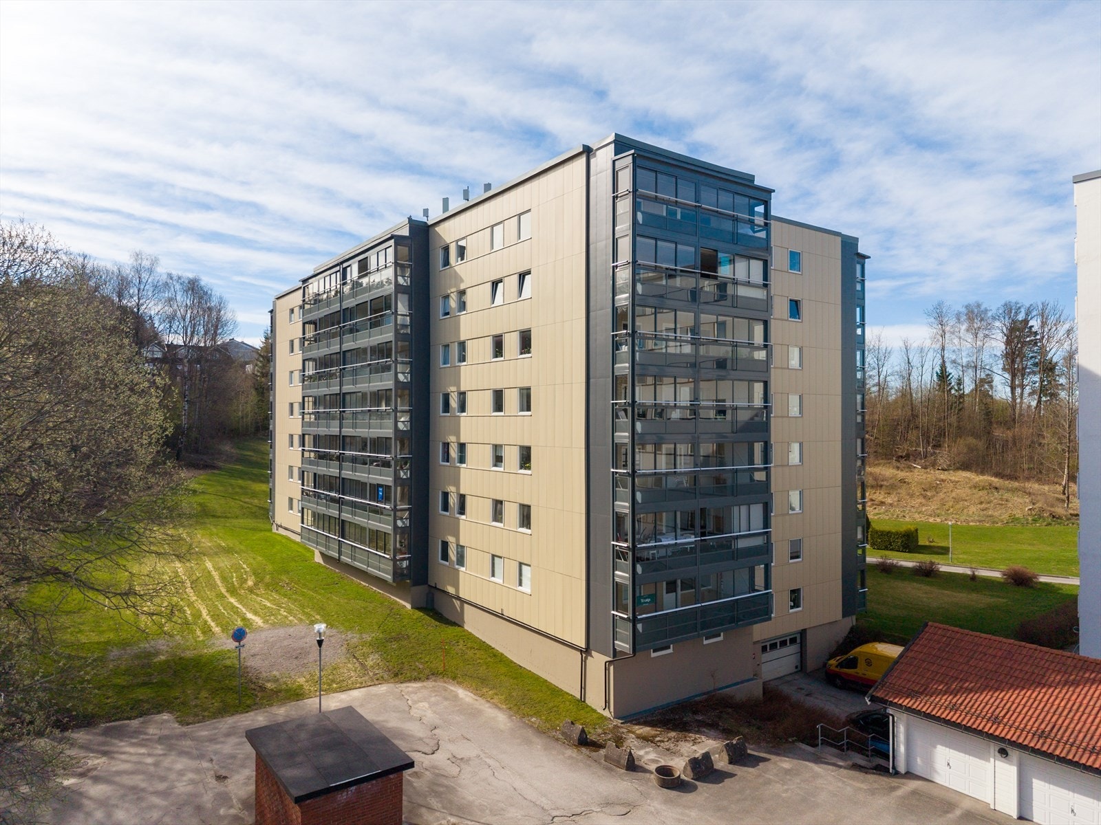 Leiligheten ligger i et populært og veldrevet borettslag med rolige omgivelser og et godt bomiljø. Galleribilde