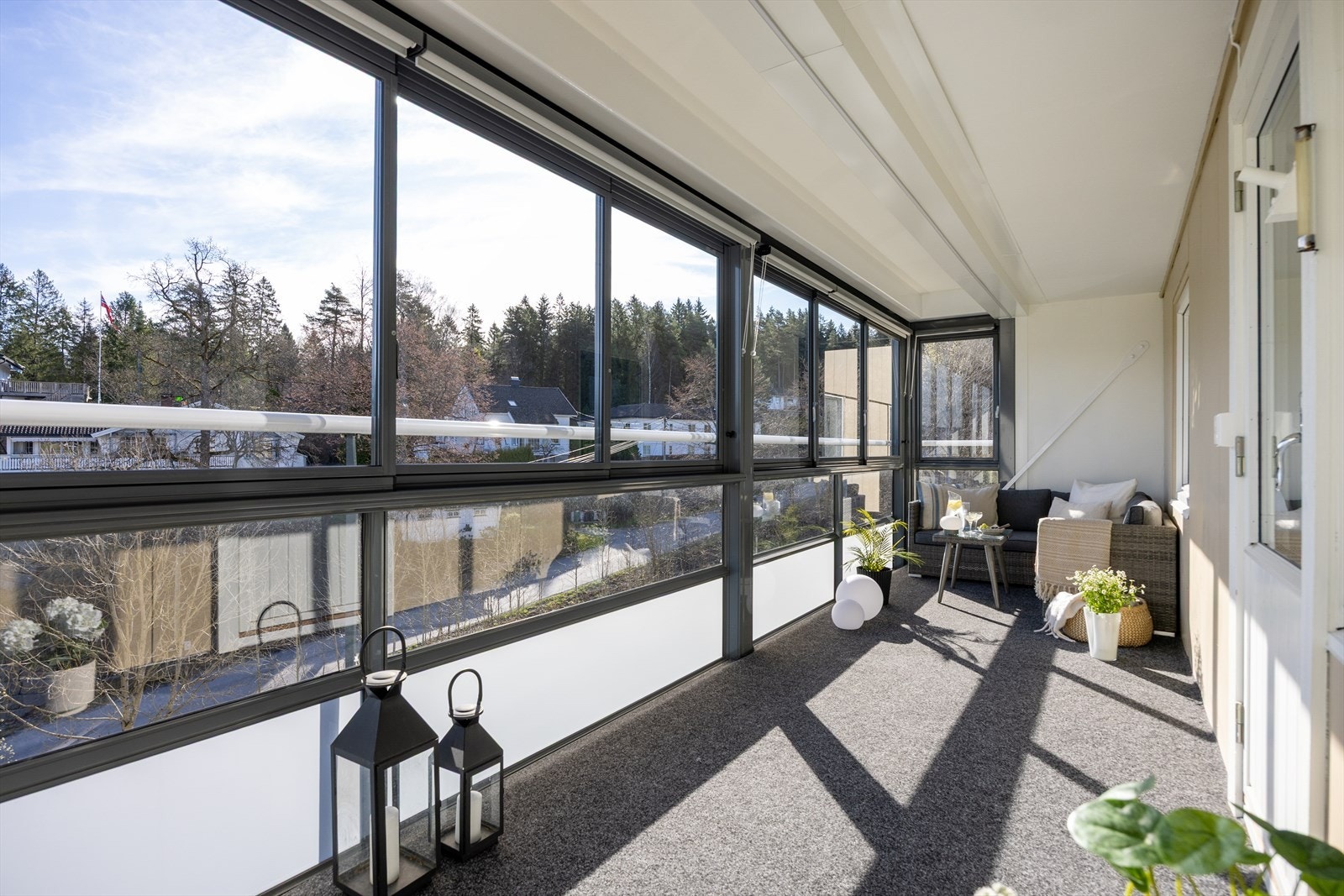 Balkongen er meget romslig med god plass til utemøbler etter ønske. Her er det også plass til annet oppbevaringsmøblement om man ønsker det. Galleribilde