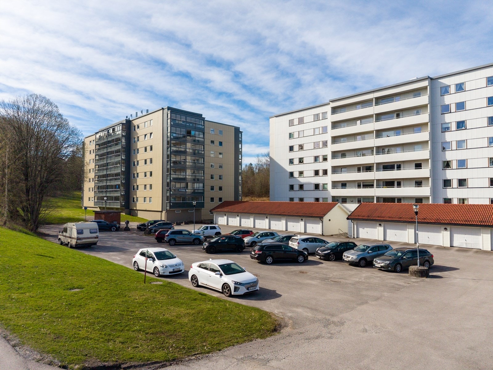 Borettslaget har felles biloppstillingsplasser. Det er mulighet for lading av el-bil. Galleribilde