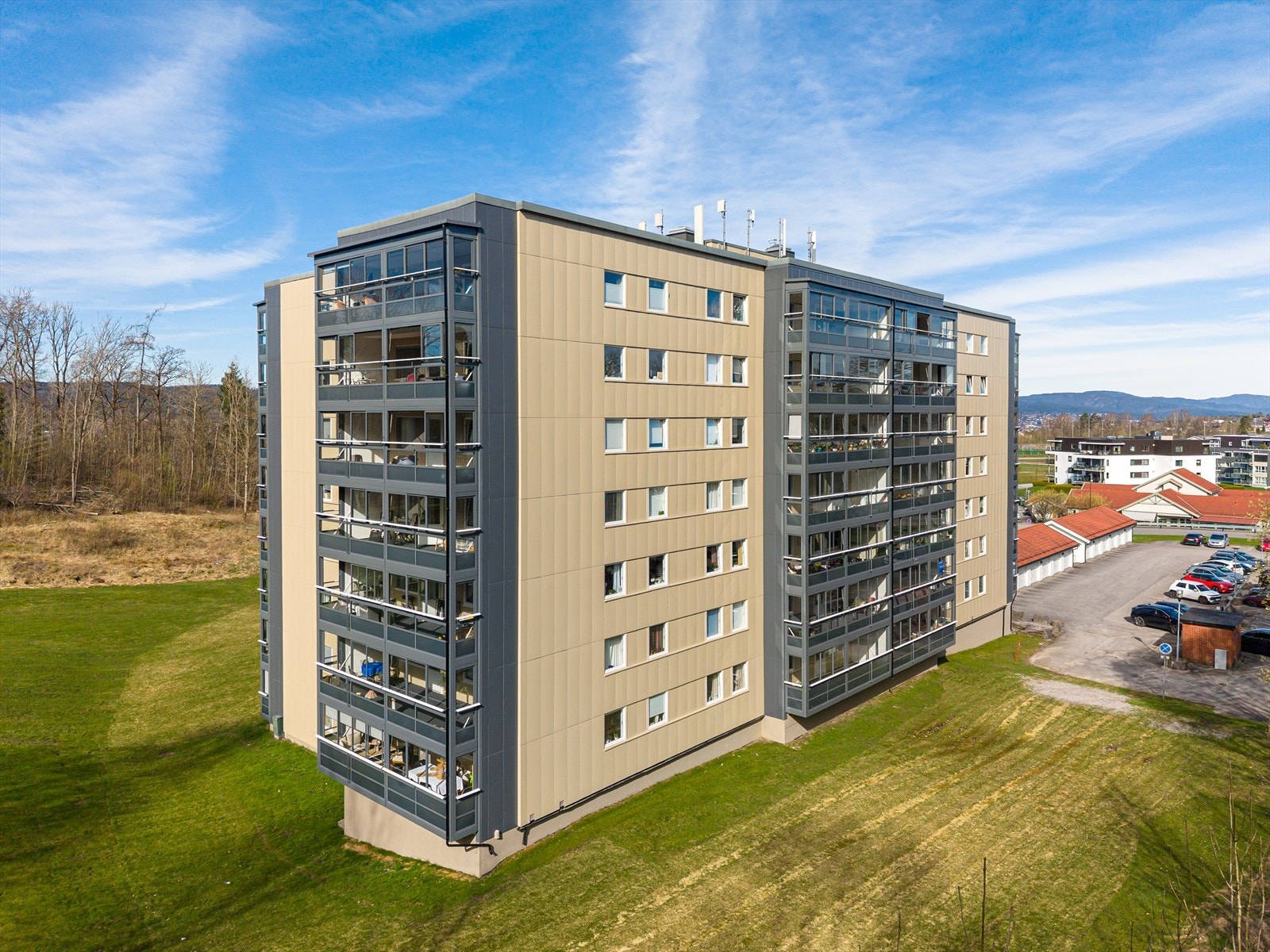Nærmiljøet byr på det meste du trenger i hverdagen, med dagligvarebutikk, apotek, frisør, blomsterbutikk og legekontor i umiddelbar nærhet. Galleribilde