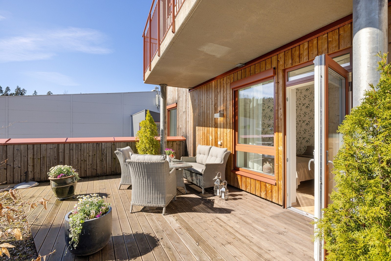 En hyggelig terrasse på 20 kvm som vender inn mot atriumshagen. Her kan man nyte morgenkaffen utendørs. Galleribilde