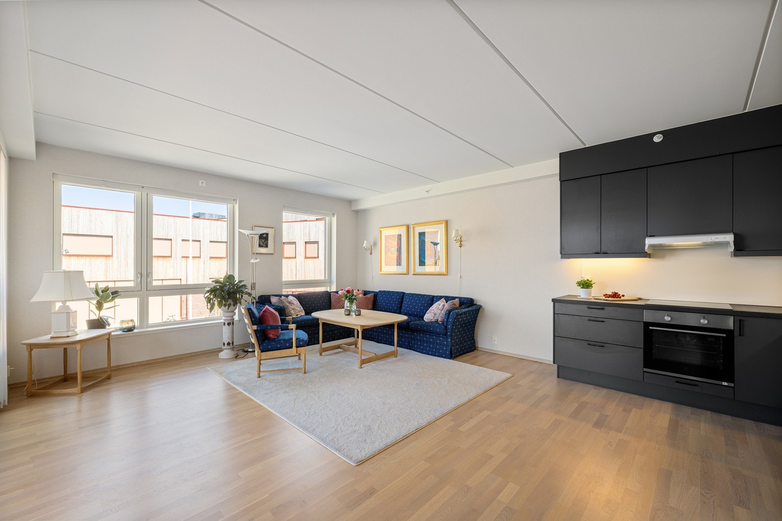 Kjøkkenet ligger i åpen løsning mot stue og spiseplass, noe som skaper en sosial og luftig atmosfære med god romfølelse. Galleribilde