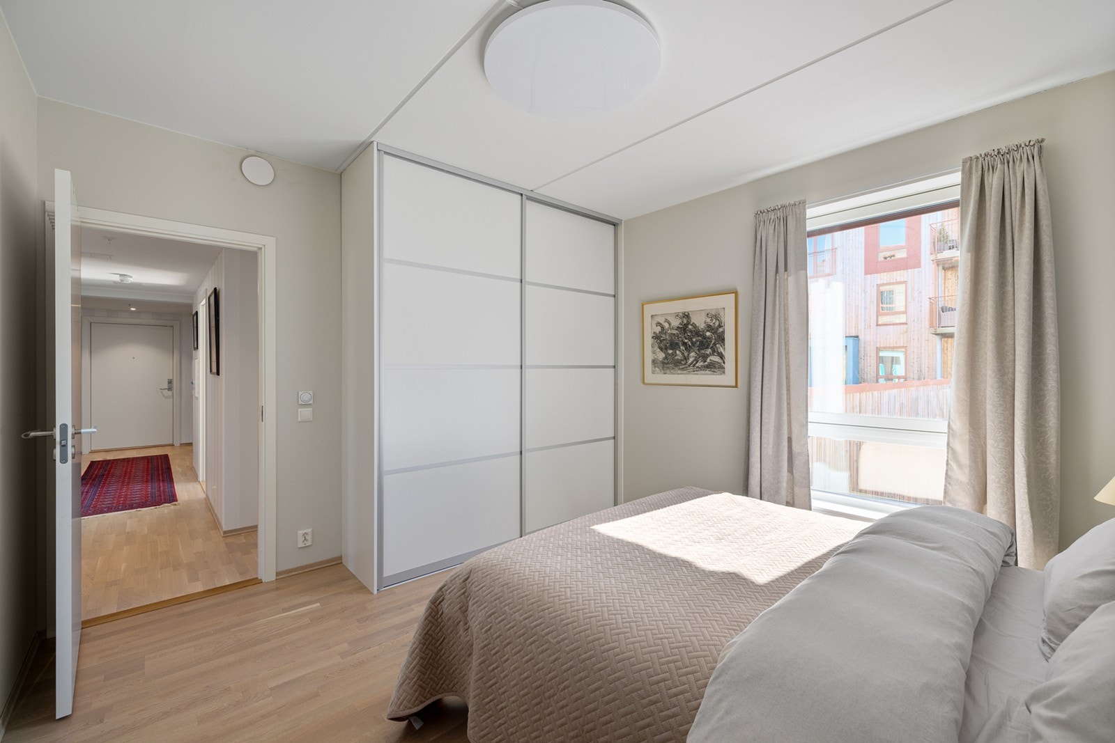 Soverom 1 - Soverommet er utstyrt med garderobeløsning med skyvedører, som gir gode oppbevaringsmuligheter og en plassbesparende løsning. Galleribilde