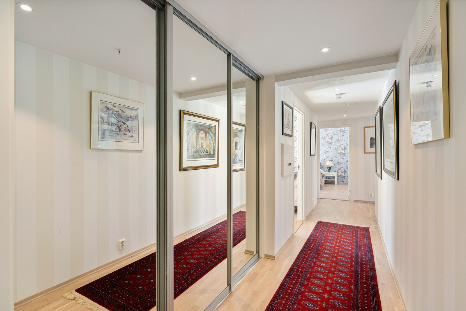 Entréen er lys og innbydende med en romslig skyvedørsgarderobe med speilfronter, som gir rikelig med oppbevaringsplass til yttertøy og sko. Galleribilde
