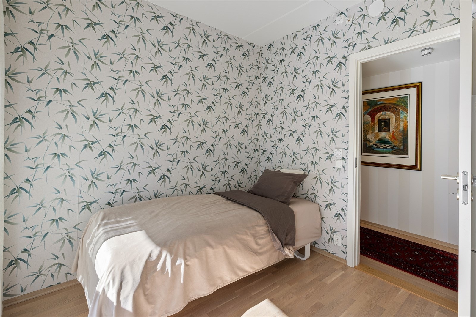 Soverom 3 - Et lyst og innbydende soverom med store vindusflater slipper inn rikelig med naturlig lys og gir rommet en luftig atmosfære. Galleribilde