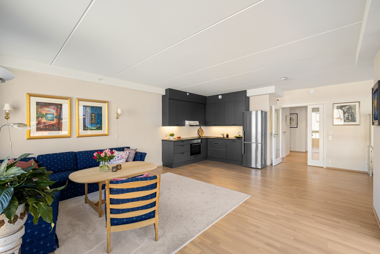 Kjøkkenet har en stilren innredning med slette fronter, som gir et moderne preg. Galleribilde