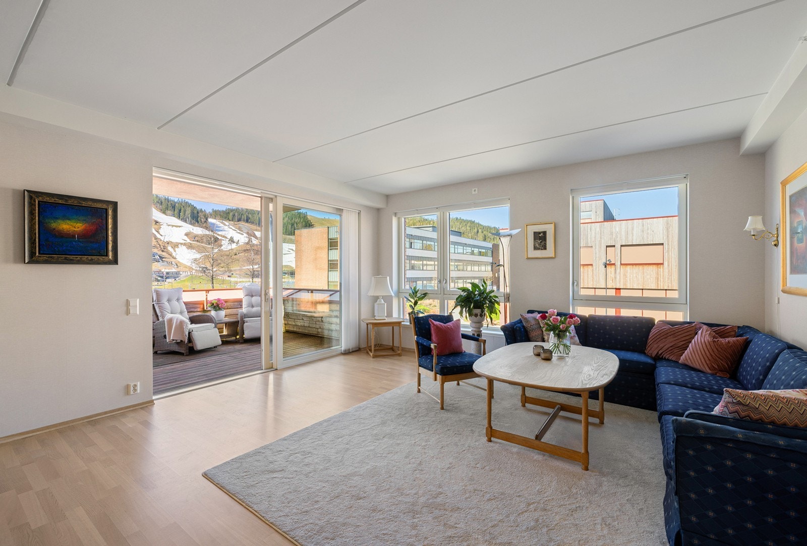 Stuen har god plass til sofagruppe og fremstår som et naturlig samlingspunkt i boligen, med direkte utgang til både balkong og terrasse, som forlenger oppholdsrommet i de varme månedene. Galleribilde