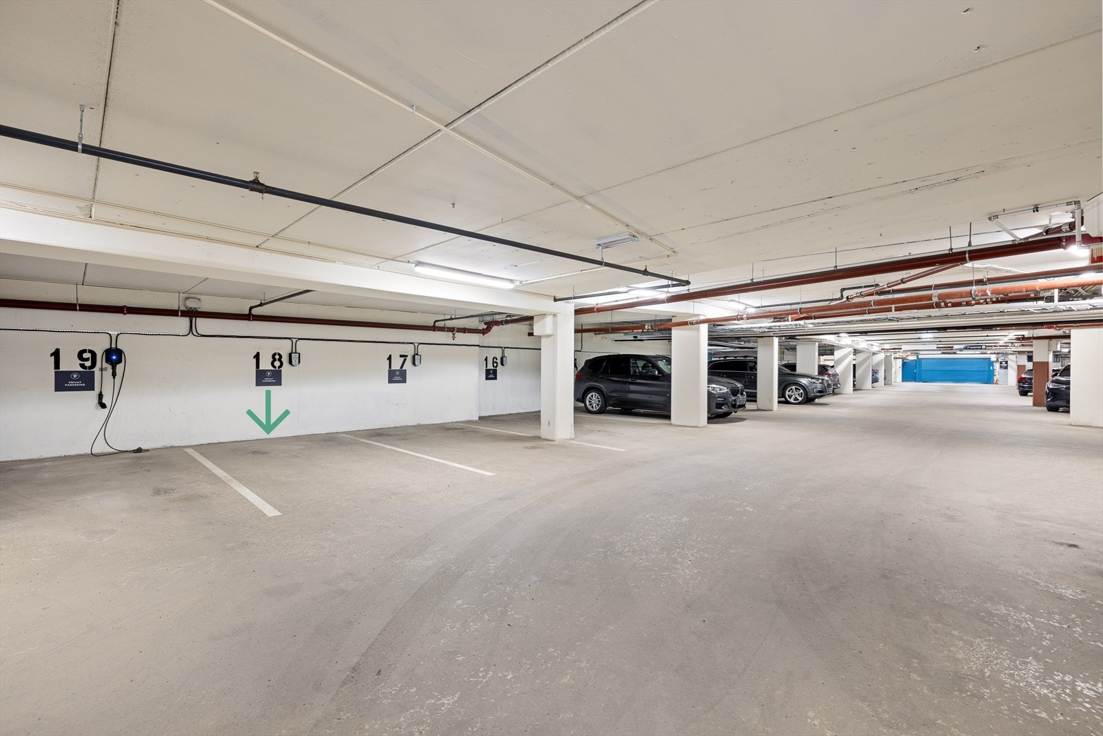 Garasjeplass med opplegg for elbil-lader følger boligen. Det oppvarmede garasjeanlegget har heisadkomst, og oppleves lyst og luftig. Galleribilde