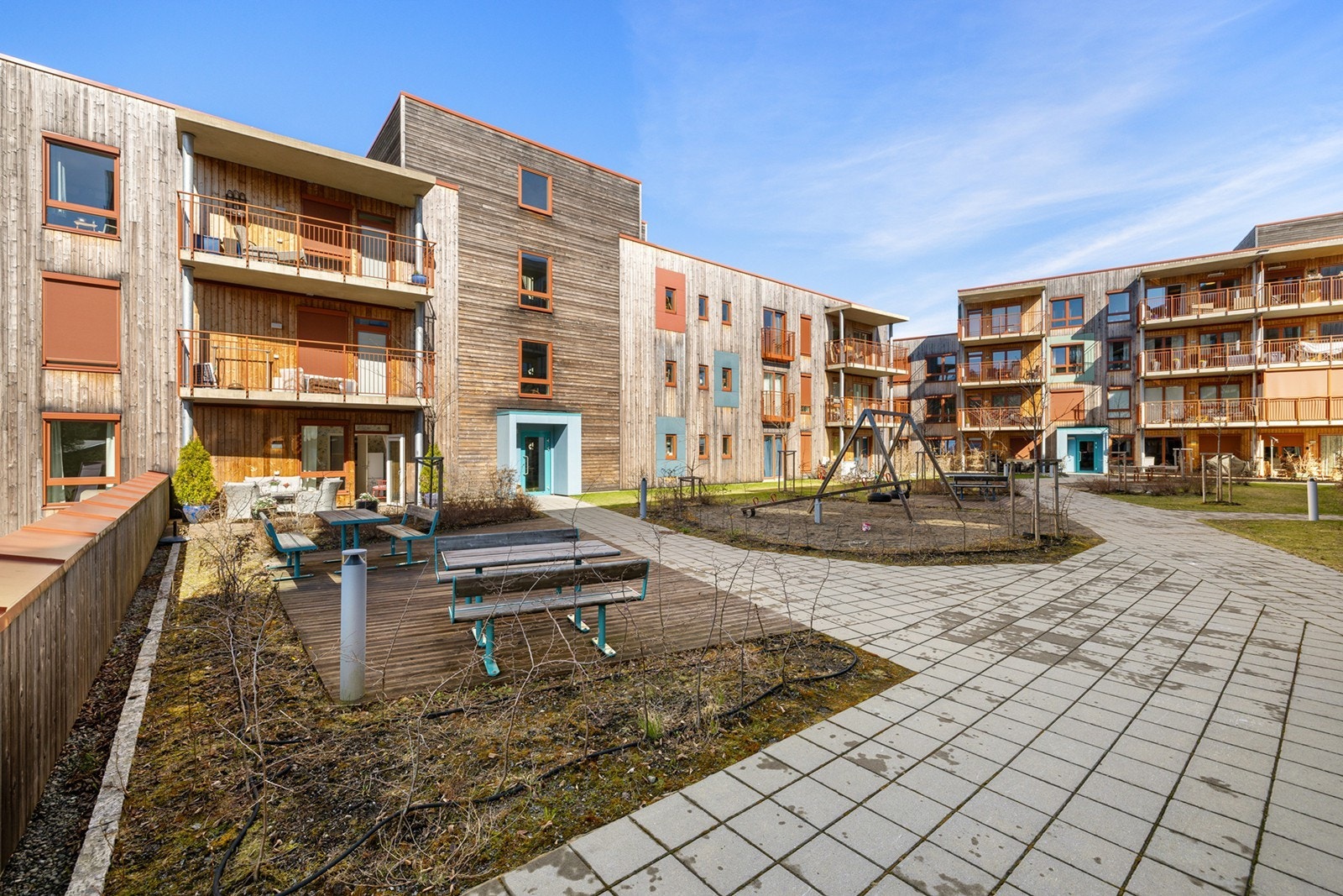 Sameiet har et pent opparbeidet og innbydende atrium som fungerer som et hyggelig felles møtepunkt for beboerne. Galleribilde