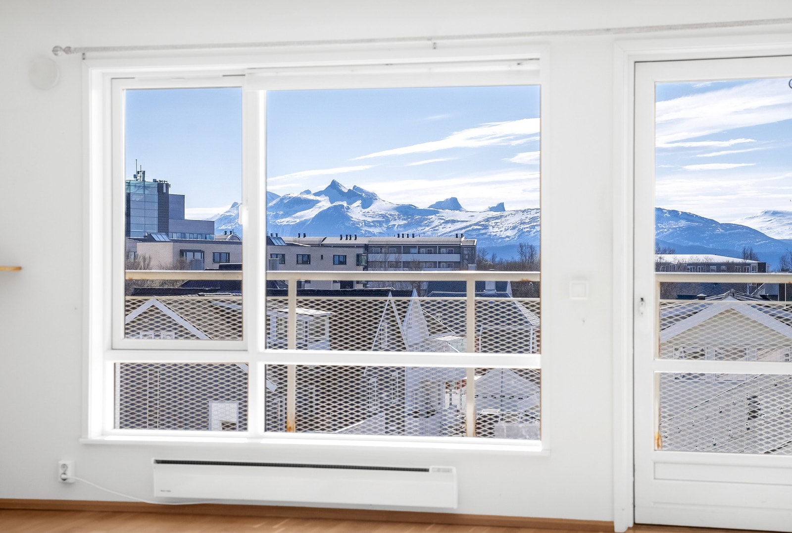Flott utsikt fra leiligheten. Utgang til balkong fra stuen. Galleribilde