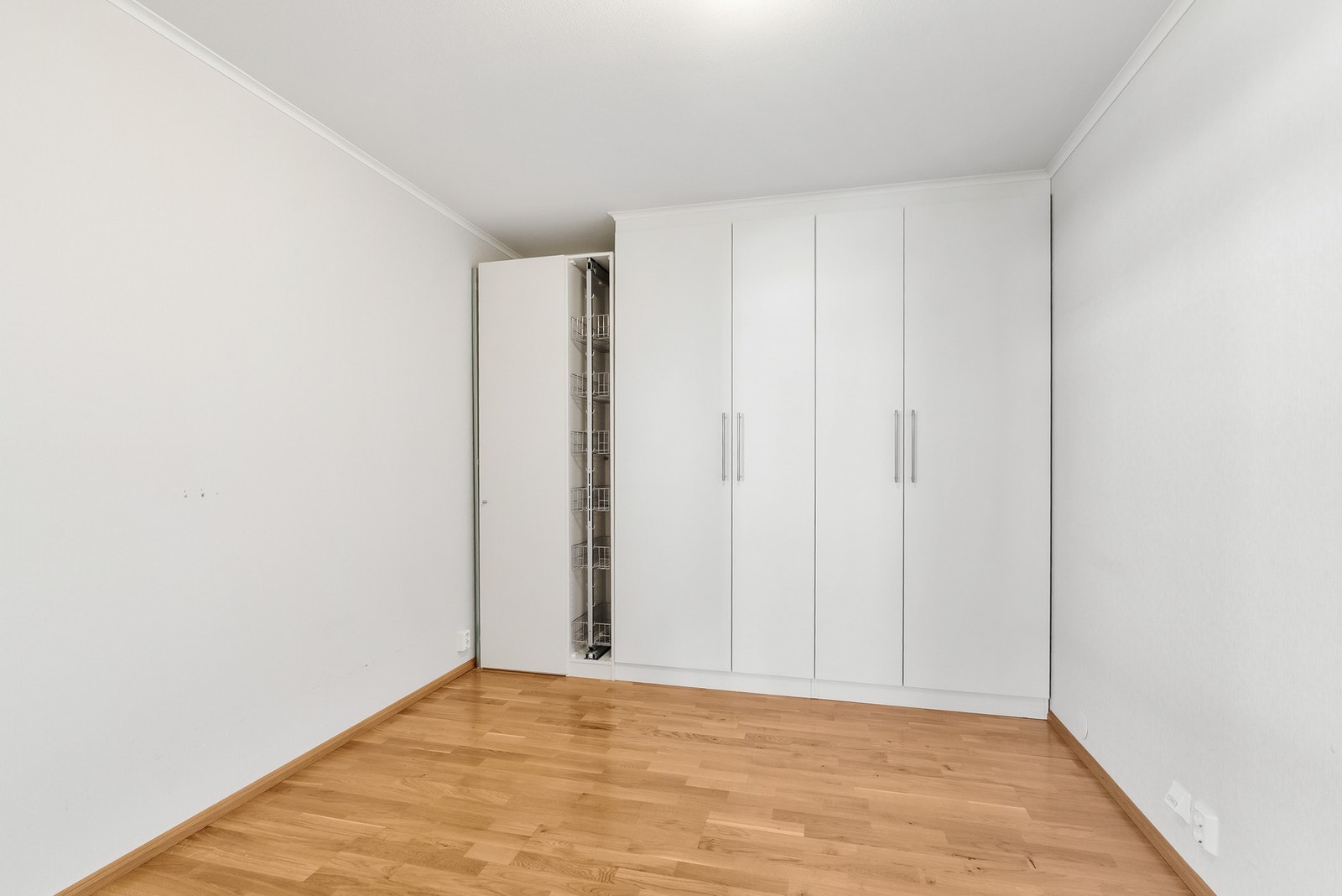 Godt med skapplass på soverommet. Galleribilde