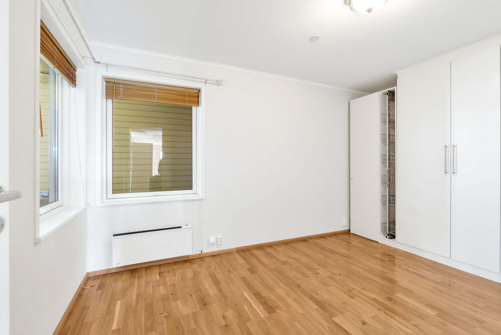 Vinduene vender inn mot rolig svalgang. Galleribilde