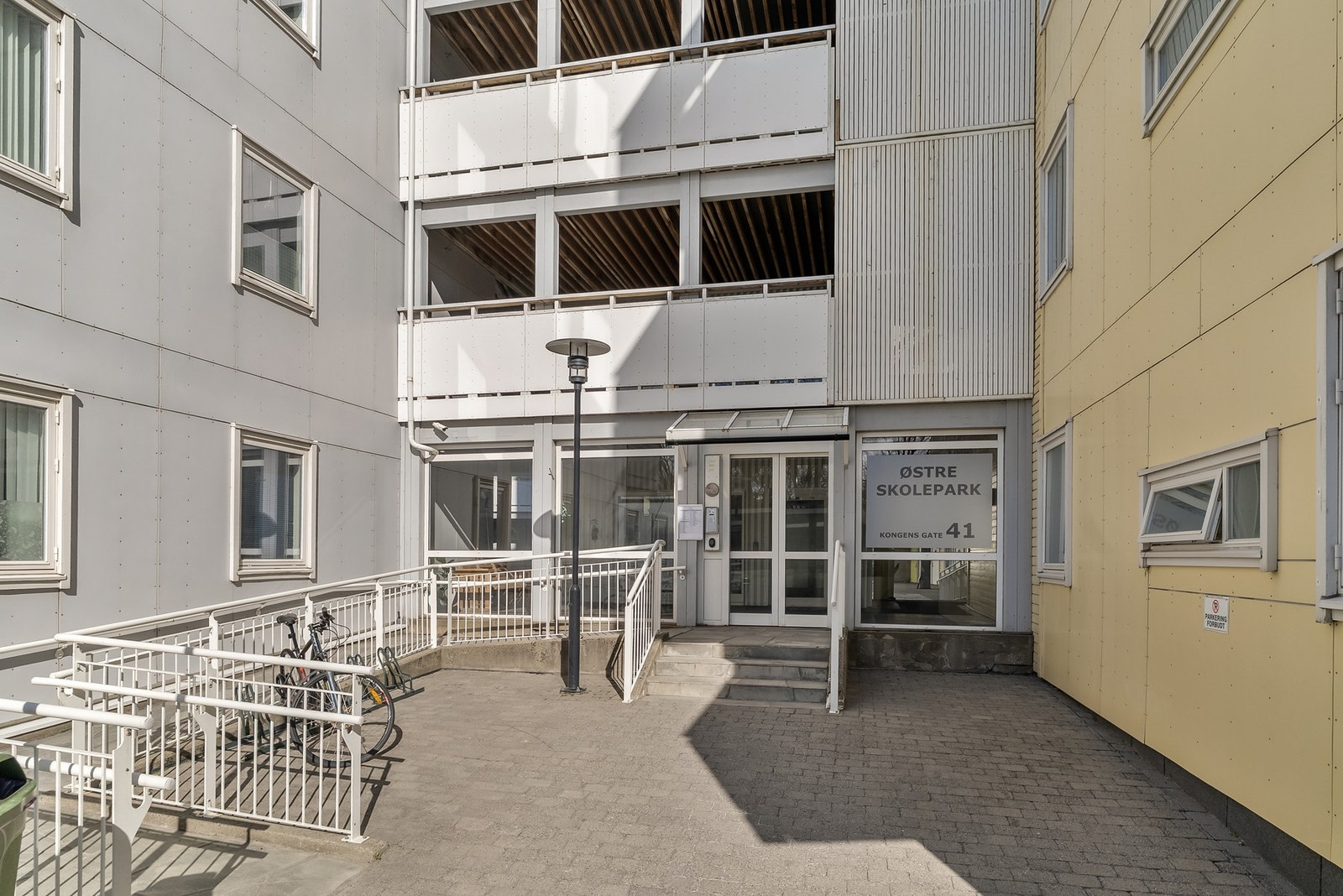 Inngangsparti med porttelefon. Trappefri adkomst. Galleribilde