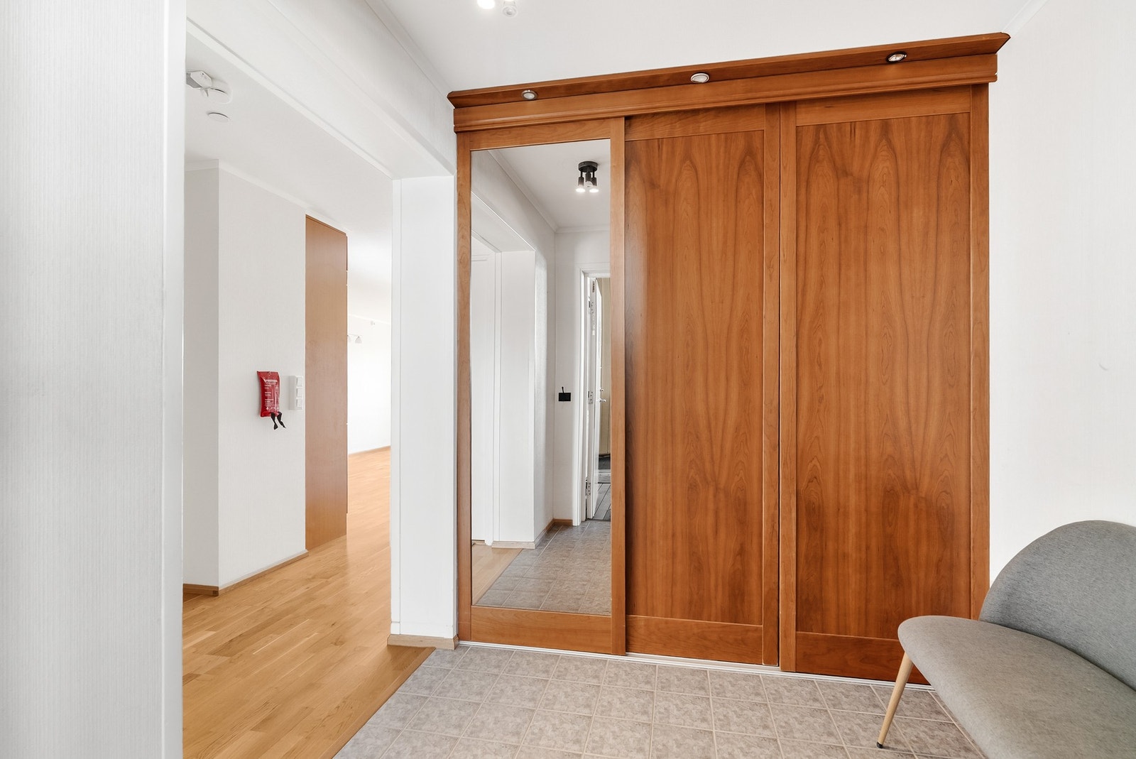 Velkommen inn! Entré med god plass til klesoppheng i skyvedørsgarderobe. Galleribilde