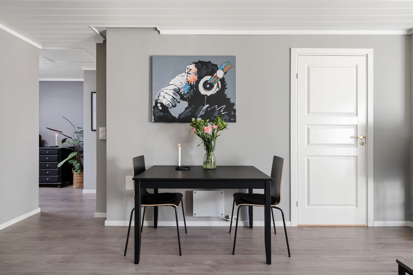 Stuen har god og moderne standard med pen enstavs laminat på gulv, malte plater på veggene, skjult elektrisk anlegg og donwlights i himlingen. Galleribilde