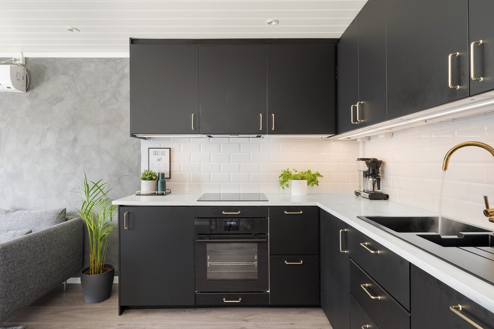 Stilrent og flott kjøkken fra 2018 i åpen løsning med stuen. Innredningen har sort glatte fronter og laminert benkeplate med nedfelt oppvaskkum. Galleribilde