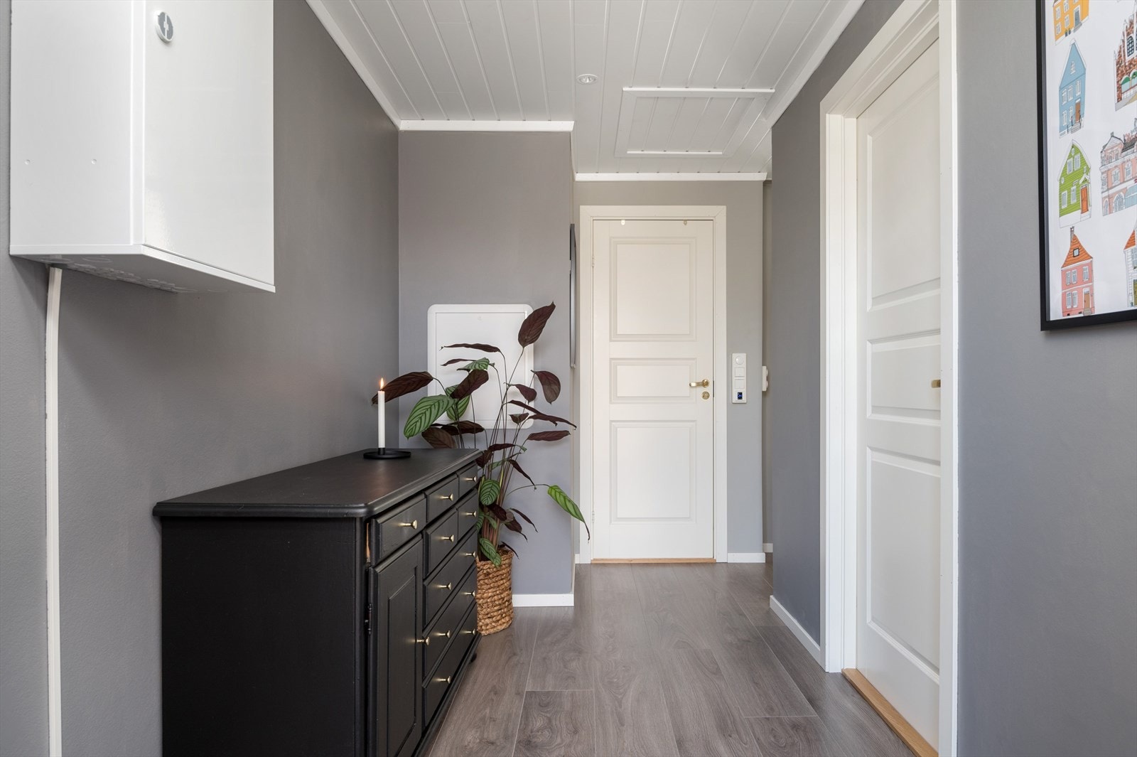 Entréen har god og moderne standard med enstavs laminat på gulv, glatte malte overflater og downlights i himlingen. Galleribilde