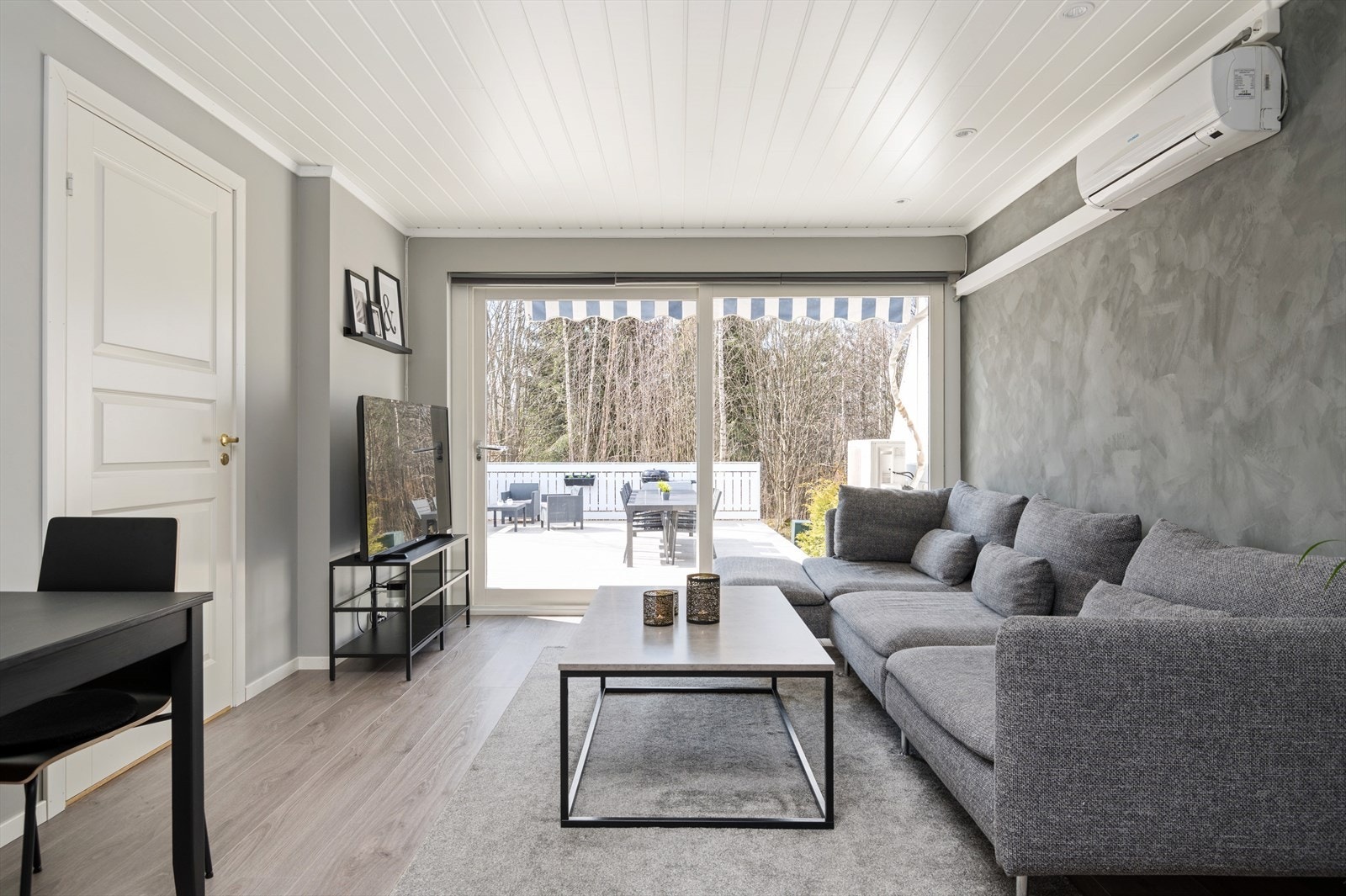 I stuen er det en stor skyvedør ut til terrassen som blir en naturlig forlengelse av leiligheten på sommerstid. Galleribilde