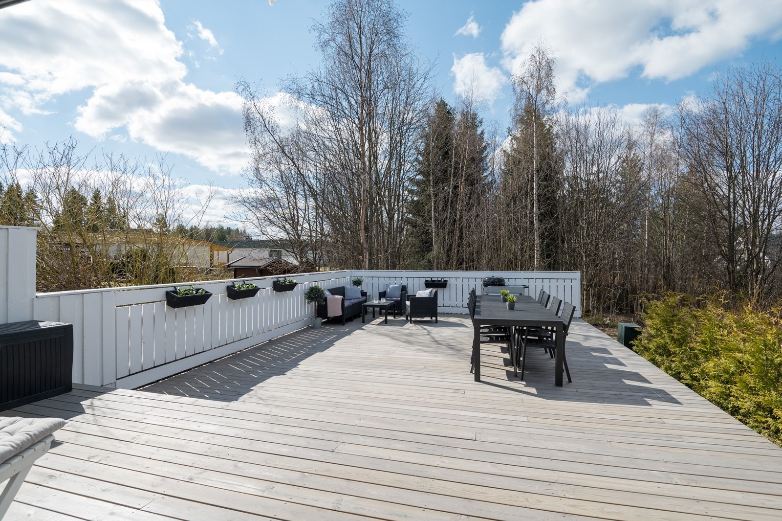 Her har du en stor og solrik terrasse på 61m² mot syd - perfekt for lange og late sommerdager! Galleribilde