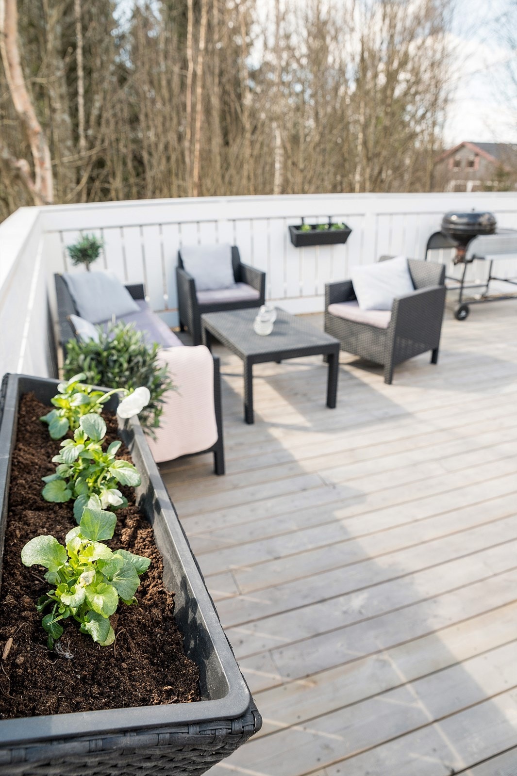 Terrassen som ble utvidet i 2019 har terrassebord på gulv og malt rekkverk. Galleribilde