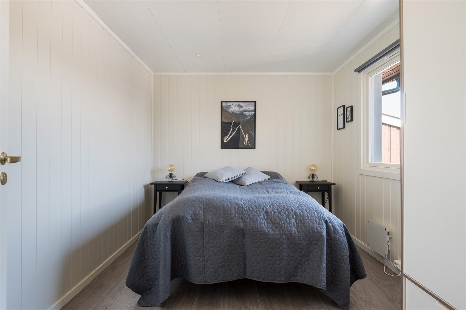 Boligen har et lyst og fint hovedsoverom. God standard med enstavs laminat på gulv, lyse panelplater på veggene og downlights i himlingen. Montert ny panelovn i 2025. Galleribilde