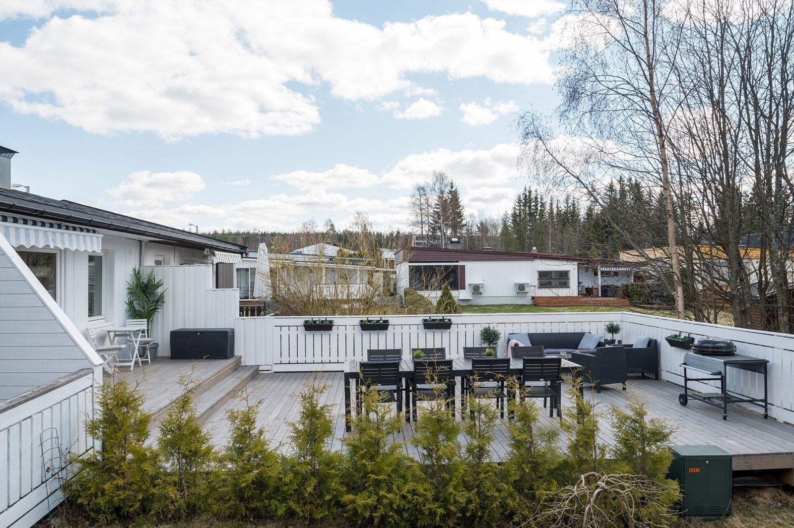 Beliggenheten mot syd sørger for gode solforhold. Dette er uten tvil en skikkelig fin plass for lange og late sommerdager! Galleribilde