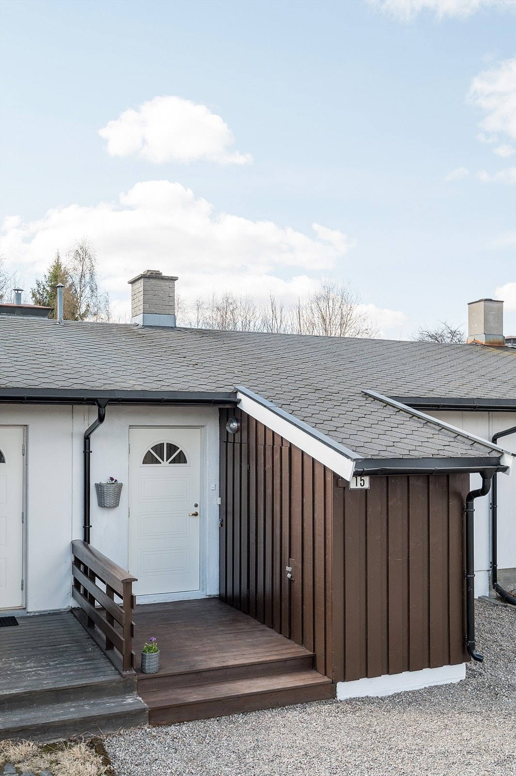 Du ønskes velkommen inn via en terrasseplatting. Her har du også adkomst til 2 boder på til sammen 4m². Galleribilde