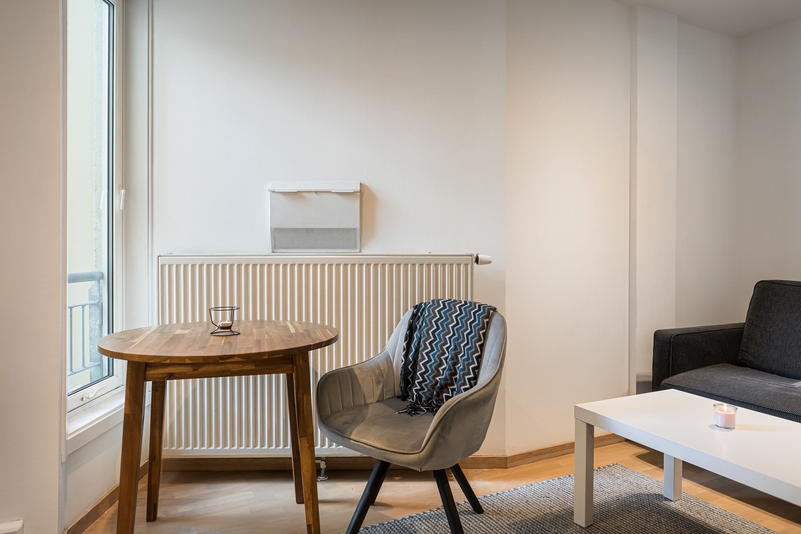 I hybel og leilighet er det radiatorer som varmes opp med varmtvann og betales i felleskostnader. Galleribilde