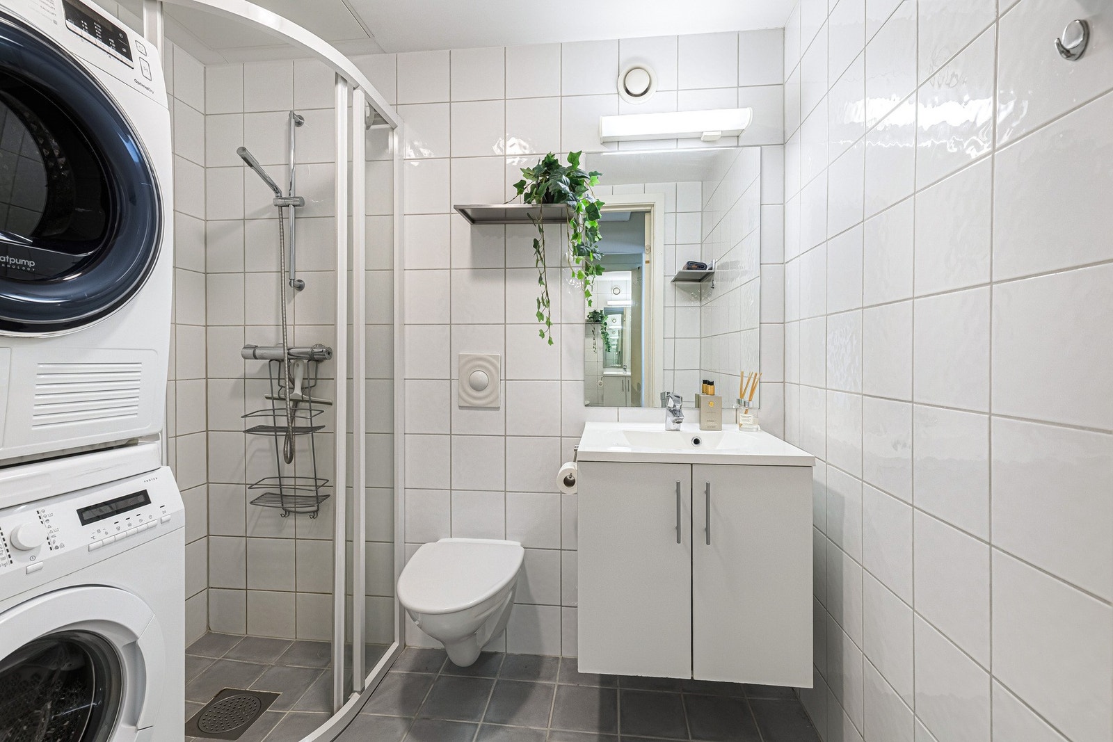 Flislagt baderom med veggmontert wc. Galleribilde