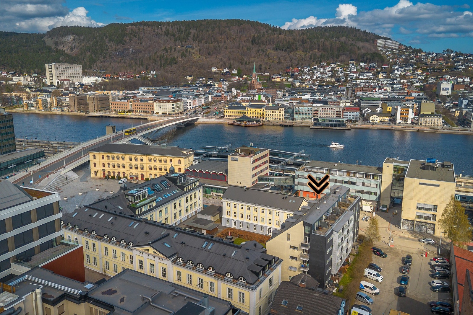 Beliggenheten er urban, attraktiv og supersentral - du kommer rett og slett ikke nærmere hverken togstasjon, buss, uteliv, kaffebarer og spennende spisesteder. Galleribilde