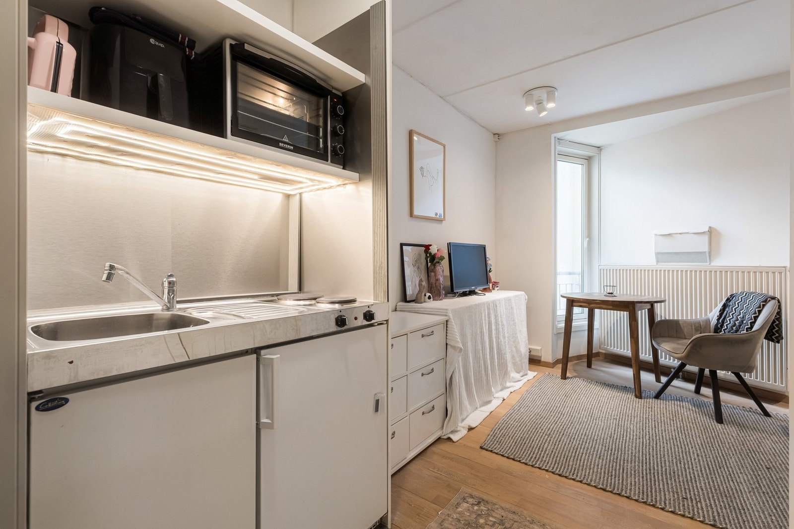 Hybel inneholder entré, kjøkken, stue / sovealkove og baderom. Galleribilde