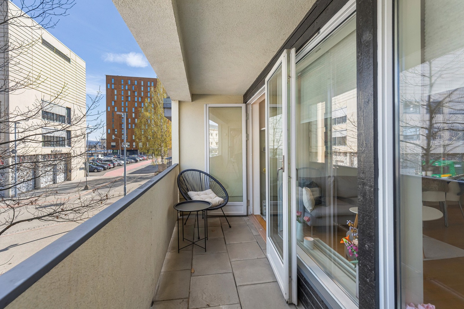 Balkongen er steinlagt med plass til mindre møblement. Galleribilde