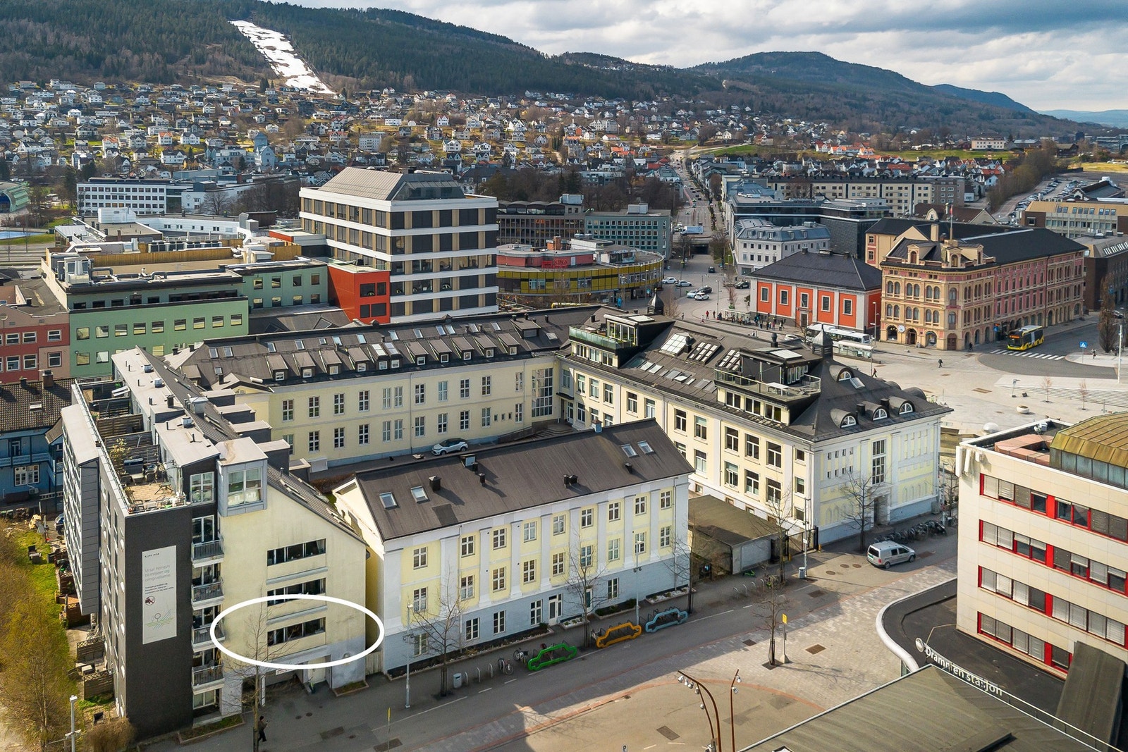 Det er umiddelbar nærhet til jernbanestasjonen og det tar få minutter å gå til Marienlyst stadion. Galleribilde