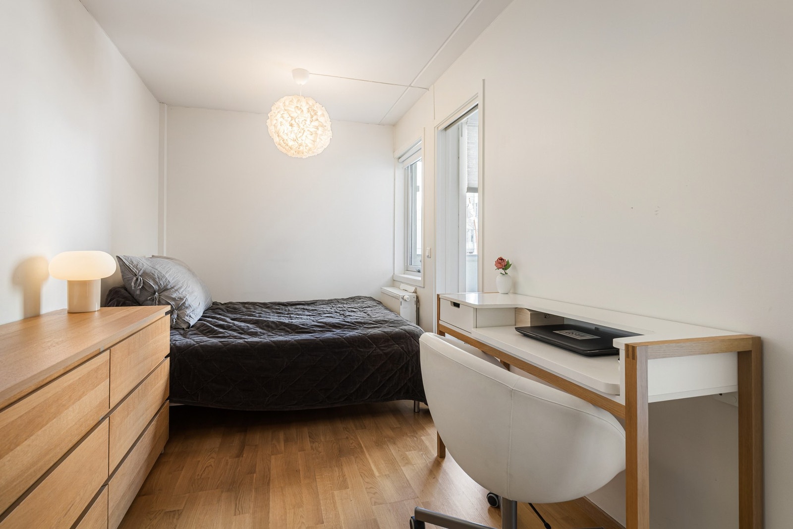 Soverommet i hoveddelen er av god størrelse, og byr på fin plass til dobbeltseng og tilhørende møblement. Galleribilde