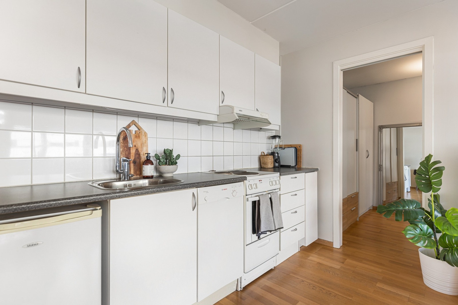Frittstående hvitevarer. Flis under overskap. Galleribilde