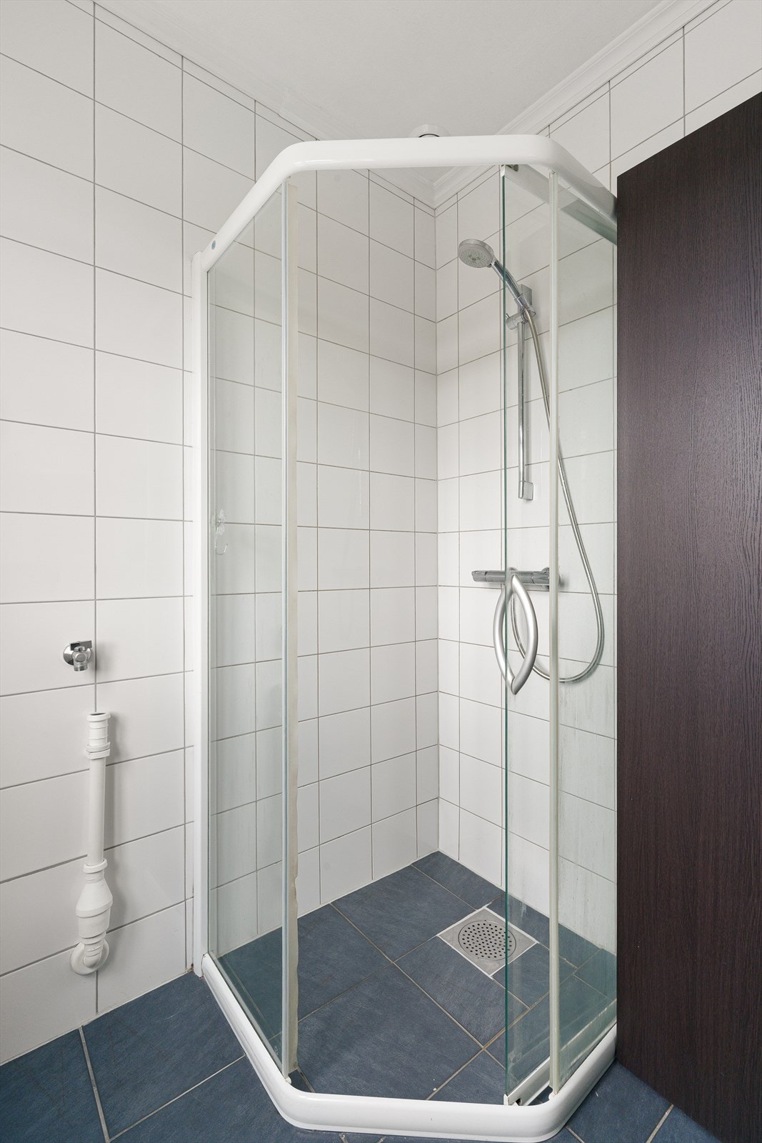 Badet i hovedetasjen er utstyrt med dusjkabinett. Galleribilde